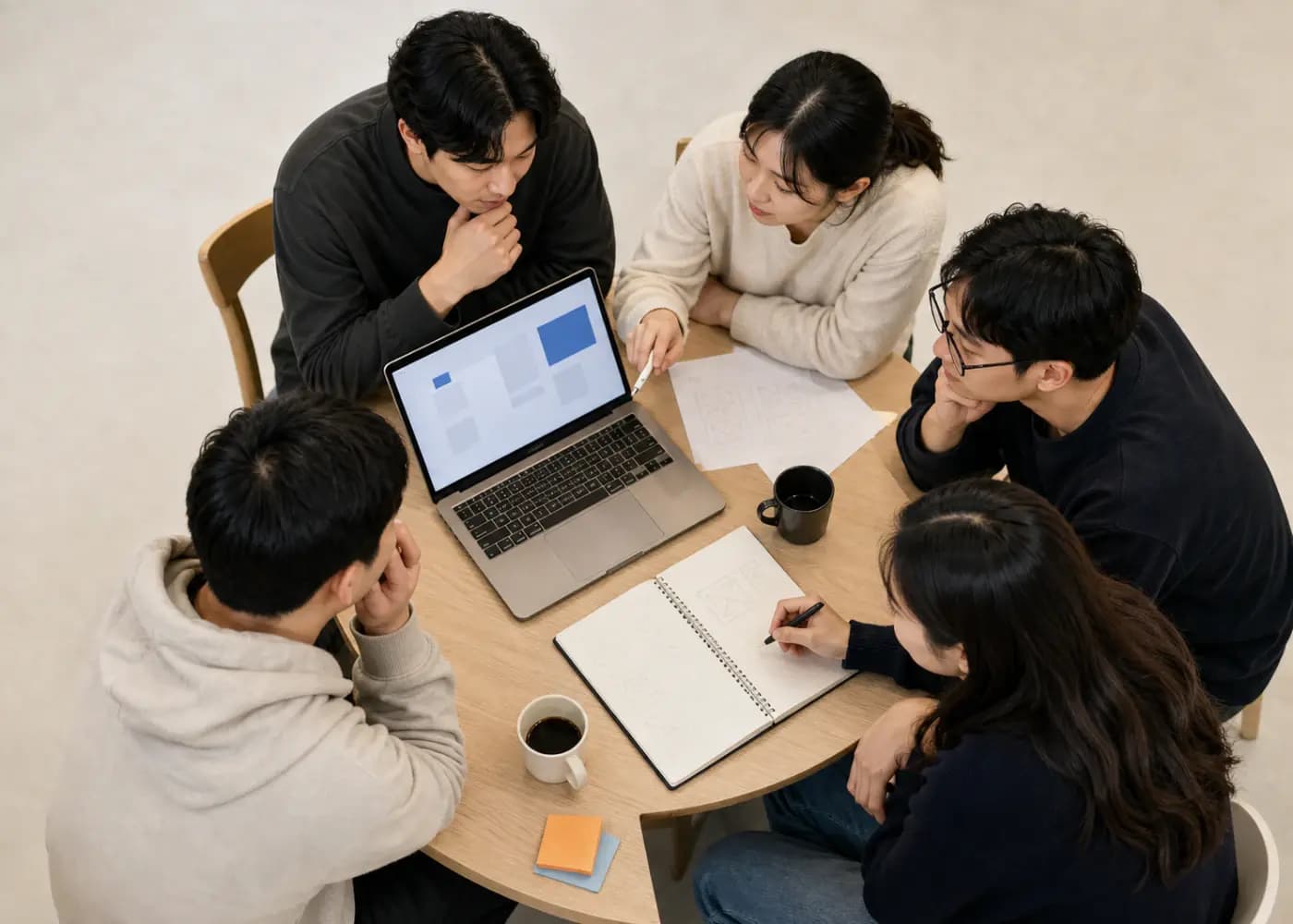 노트북의 서비스를 함께 살펴보며 피드백을 나누는 개발자들